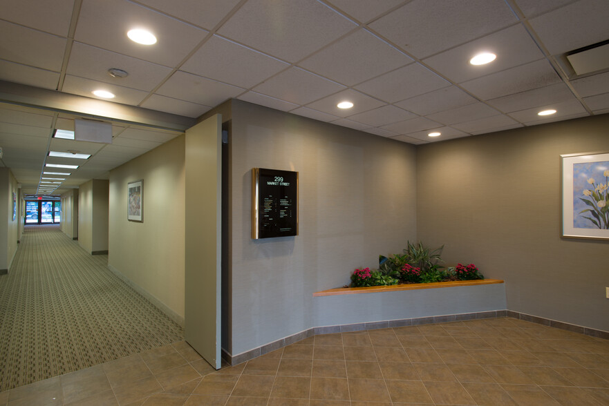 299 Market St, Saddle Brook, NJ à louer - Photo intérieure – Image 2 sur 8