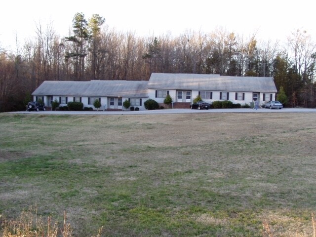 100 Springdale Dr, Clinton, SC à vendre - Photo de l’immeuble – Image 2 sur 9