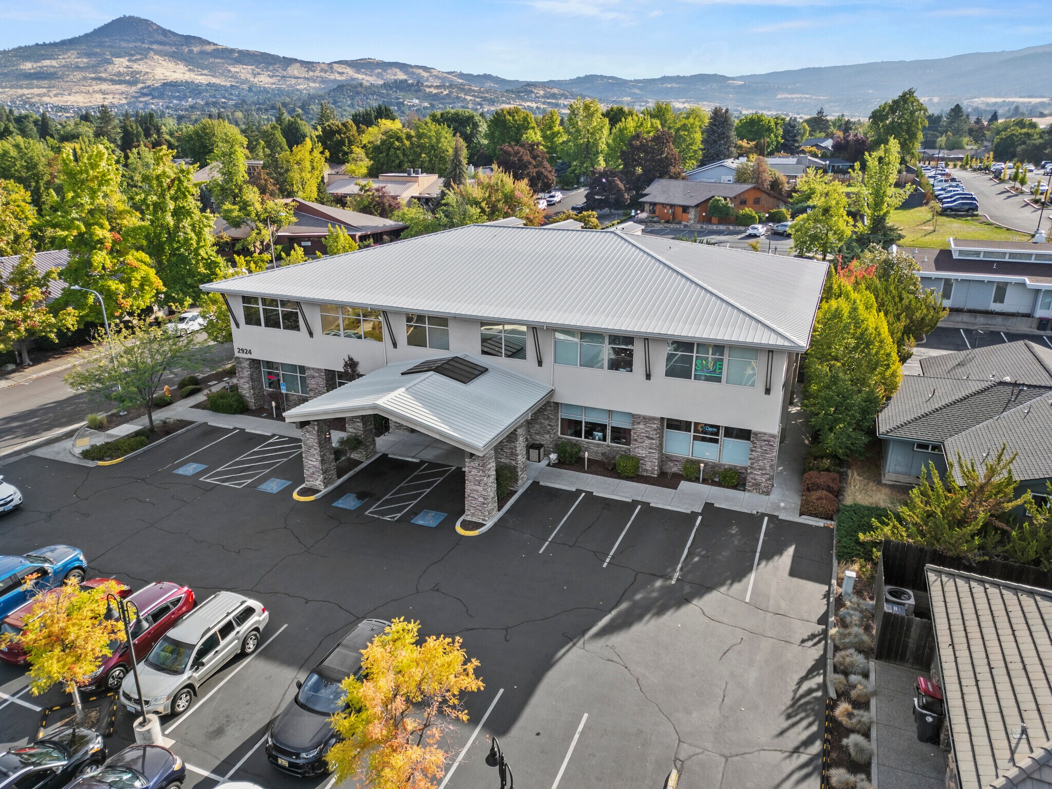 2924 Siskiyou Blvd, Medford, OR à vendre Photo de l’immeuble– Image 1 sur 12