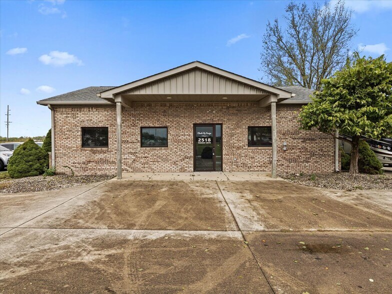 2518 Parkway Dr, Shelbyville, IN à vendre - Photo de l’immeuble – Image 2 sur 18