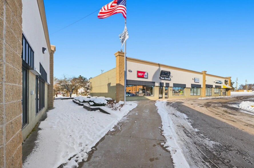 664-704 S Lapeer Rd, Lk, Lake Orion, MI à vendre - Photo de l’immeuble – Image 2 sur 8