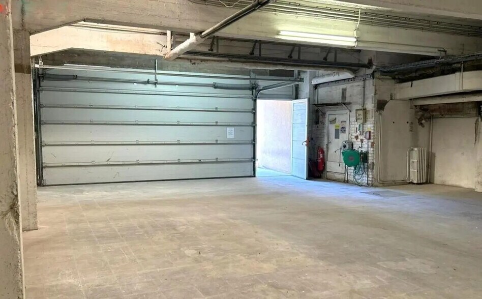 Local d’activités dans Le Mesnil-le-Roi à louer - Photo de l’immeuble – Image 3 sur 13