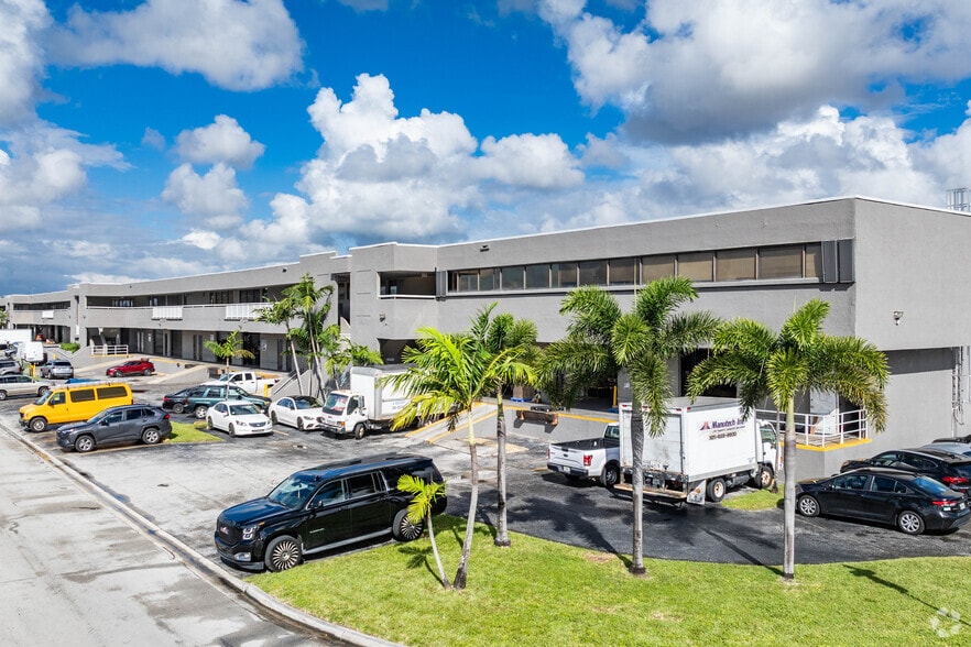 7901-8195 NW 67th St, Miami, FL à louer - Photo principale – Image 1 sur 28
