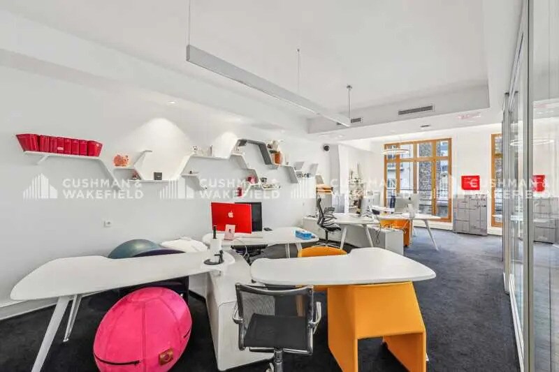 64 Rue La Boétie, Paris à louer - Photo de l’immeuble – Image 3 sur 12