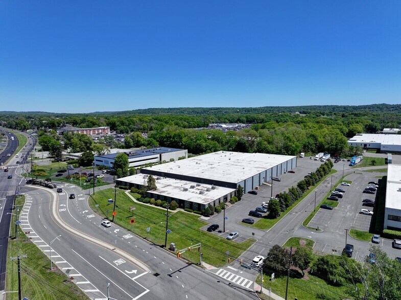 140-142 Clinton Rd, Fairfield, NJ à louer - Photo principale – Image 1 sur 18