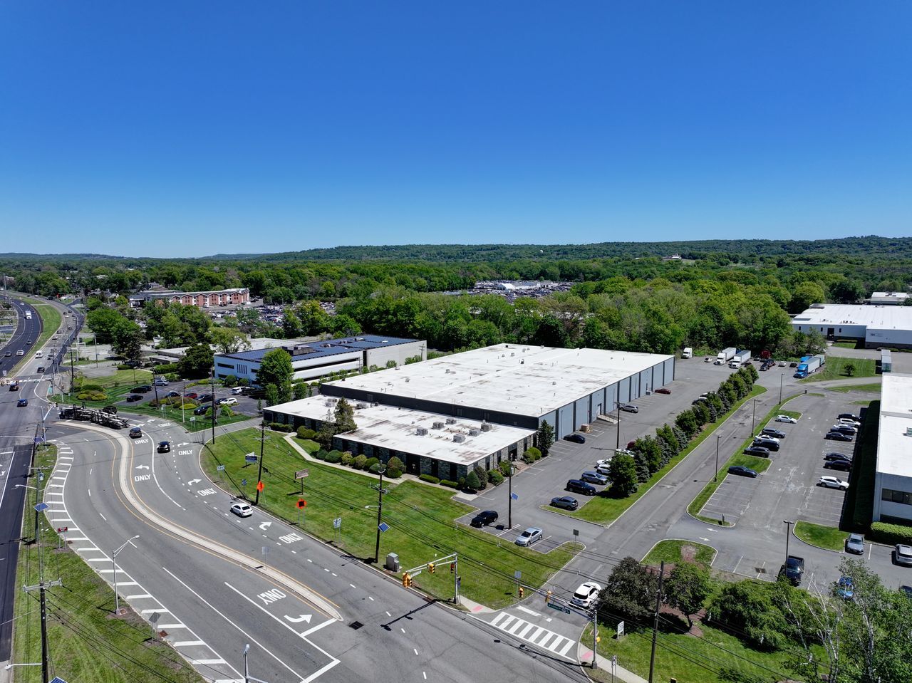 140-142 Clinton Rd, Fairfield, NJ à louer Photo principale– Image 1 sur 19