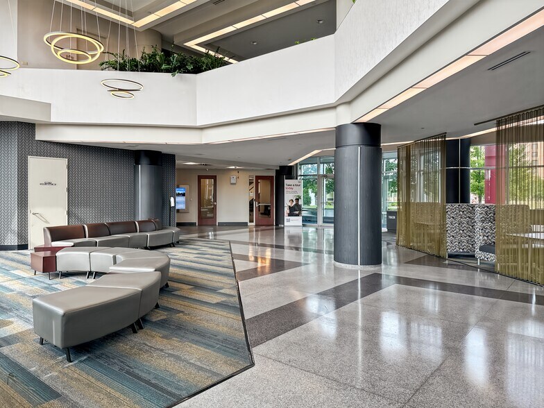 6160 N Summit Dr, Brooklyn Center, MN à louer - Photo intérieure – Image 3 sur 13