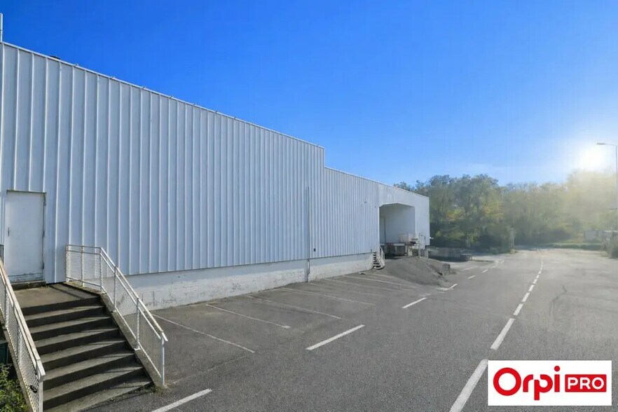 Local commercial dans Ruy-Montceau à louer - Photo de l’immeuble – Image 3 sur 6