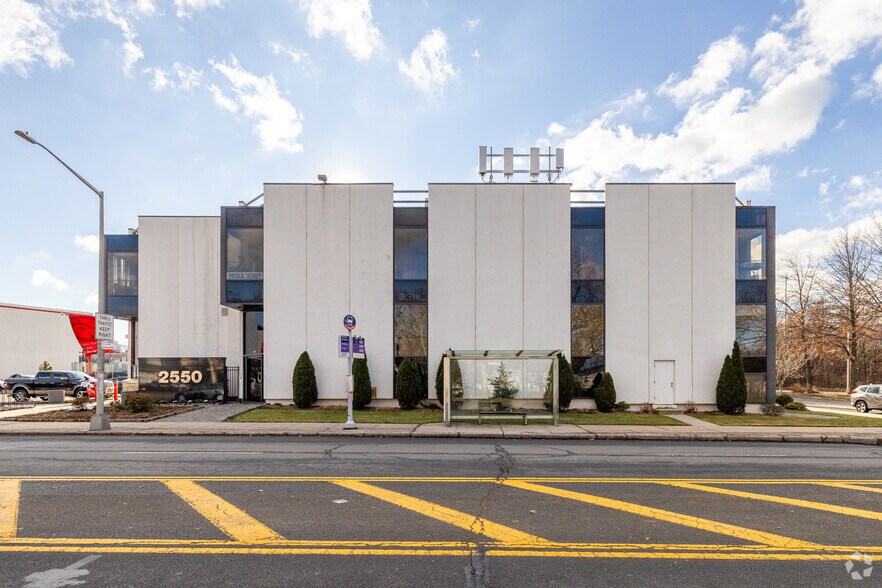 2550 Victory Blvd, Staten Island, NY à louer - Photo de l’immeuble – Image 2 sur 4