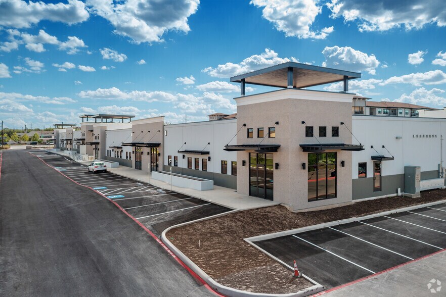 11121 Westwood Loop, San Antonio, TX à louer - Photo de l’immeuble – Image 3 sur 6