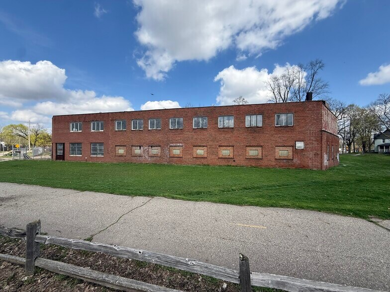 808 Cobb Ave, Kalamazoo, MI à vendre - Photo de l’immeuble – Image 2 sur 3