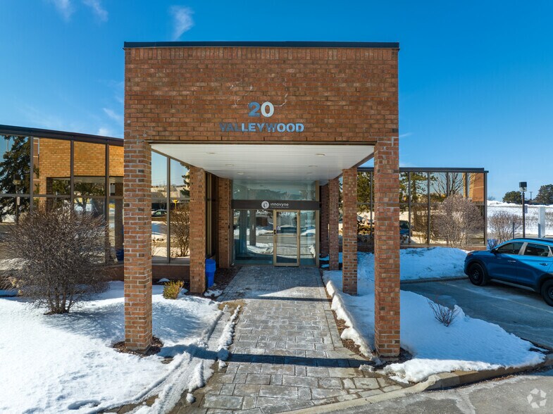 20 Valleywood Dr, Markham, ON à louer - Photo de l’immeuble – Image 3 sur 4