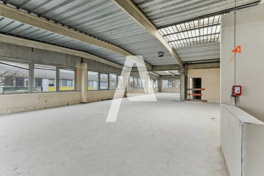 Local d’activités dans Ivry-sur-Seine à louer - Photo de l’immeuble – Image 2 sur 5