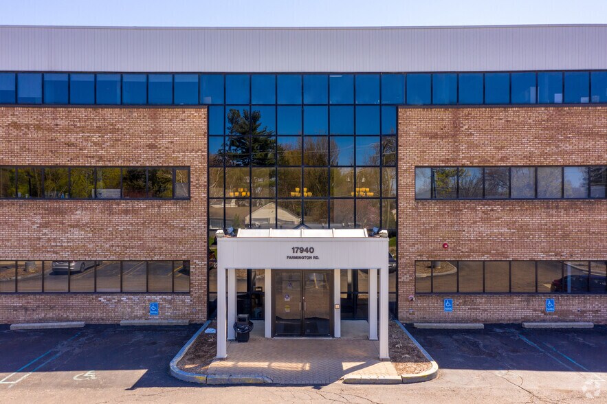 17880-17940 Farmington Rd, Livonia, MI à louer - Photo de l’immeuble – Image 3 sur 16