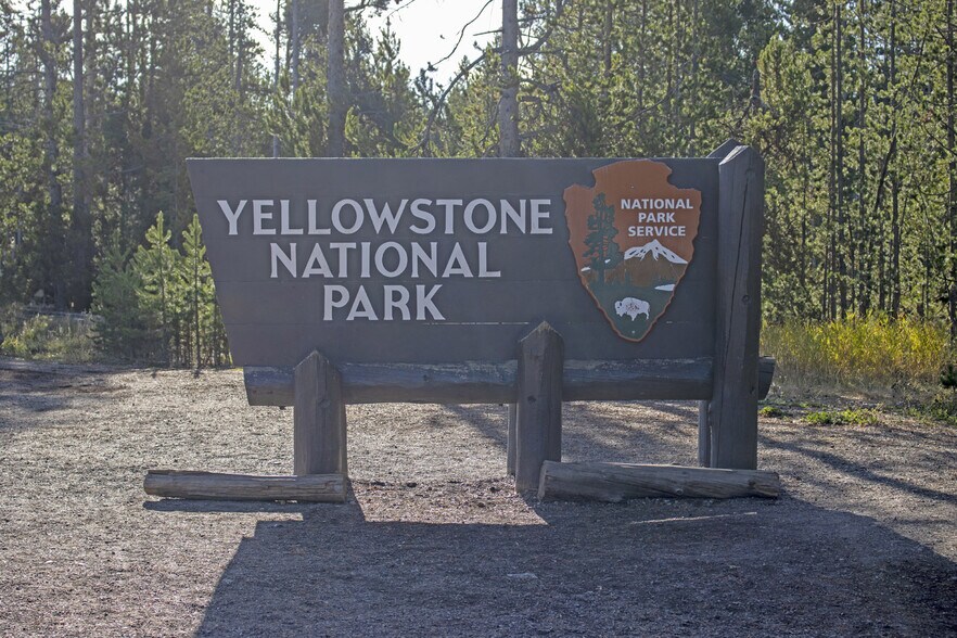 225 N Geyser St, West Yellowstone, MT à vendre - Photo de l’immeuble – Image 2 sur 32