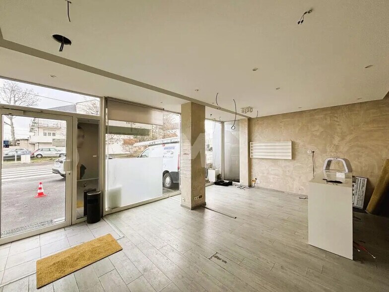 Local commercial dans Sainte-Geneviève-des-Bois à louer - Photo de l’immeuble – Image 3 sur 8