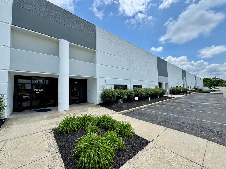 2252-2300 Westbrooke Dr, Columbus, OH à louer - Photo de l’immeuble – Image 2 sur 3