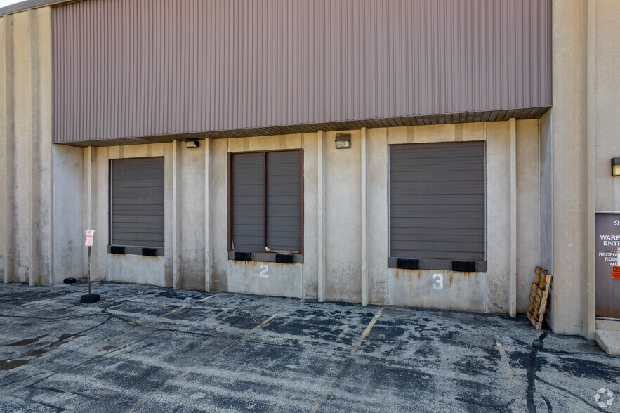 9011-9045 N Deerwood Dr, Brown Deer, WI à louer - Photo de l’immeuble – Image 3 sur 20