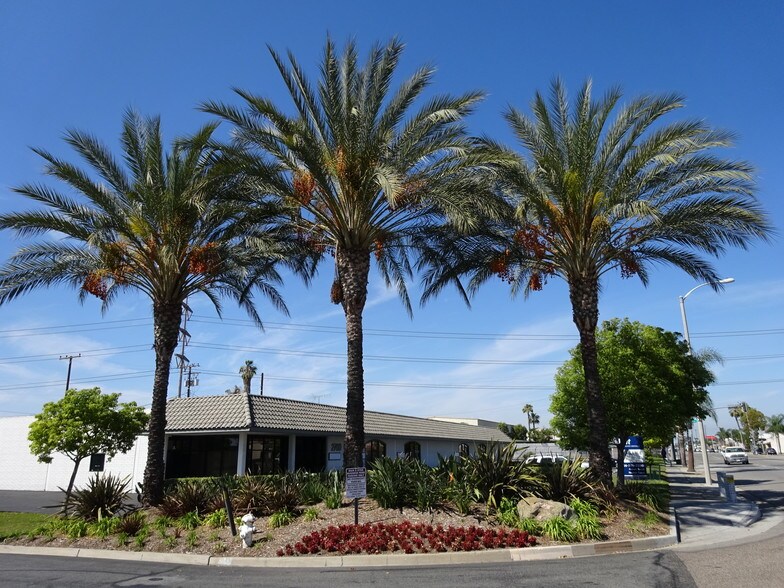 2700 S Main St, Santa Ana, CA à louer - Photo de l’immeuble – Image 2 sur 4