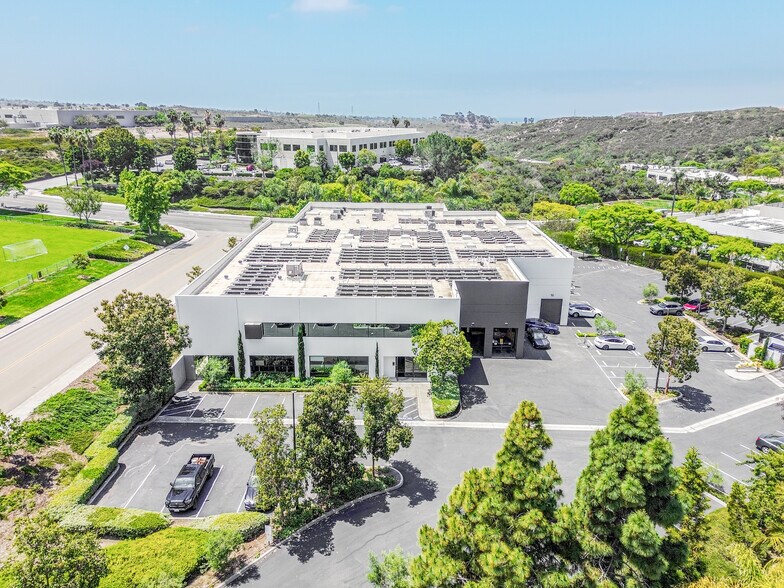 1630 Faraday Ave, Carlsbad, CA à louer - Photo de l’immeuble – Image 3 sur 9