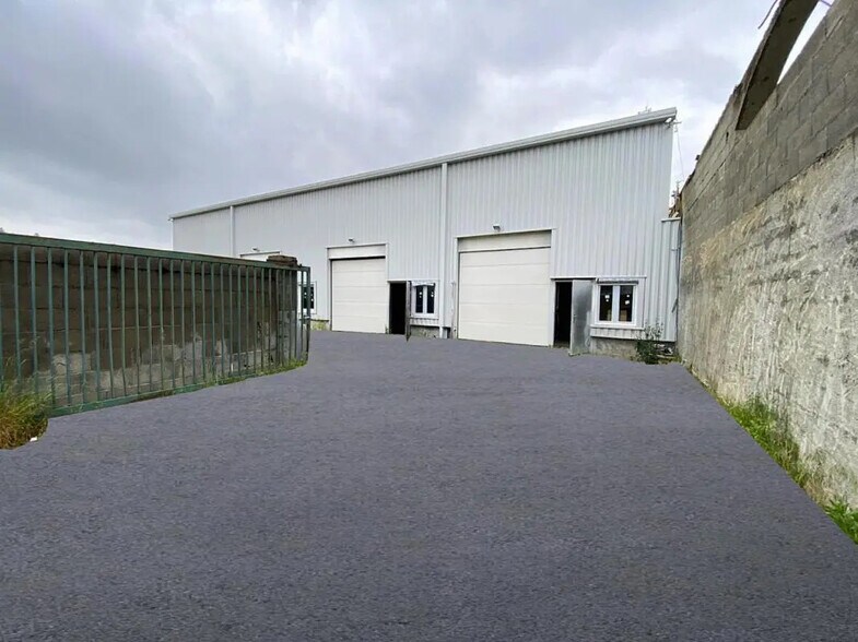 Local d'activités dans Saint-Genis-Laval à vendre - Photo de l’immeuble – Image 1 sur 6