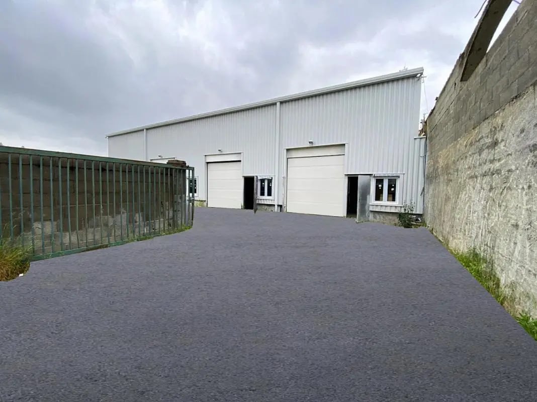 Local d'activités dans Saint-Genis-Laval à vendre Photo de l’immeuble– Image 1 sur 7