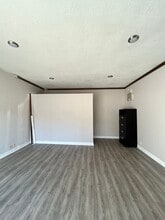 24262 Walnut St, Newhall, CA à louer Photo intérieure– Image 2 sur 4