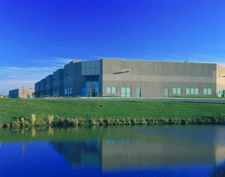 3555 Holly Ln N, Plymouth, MN à louer - Photo de l’immeuble – Image 2 sur 16