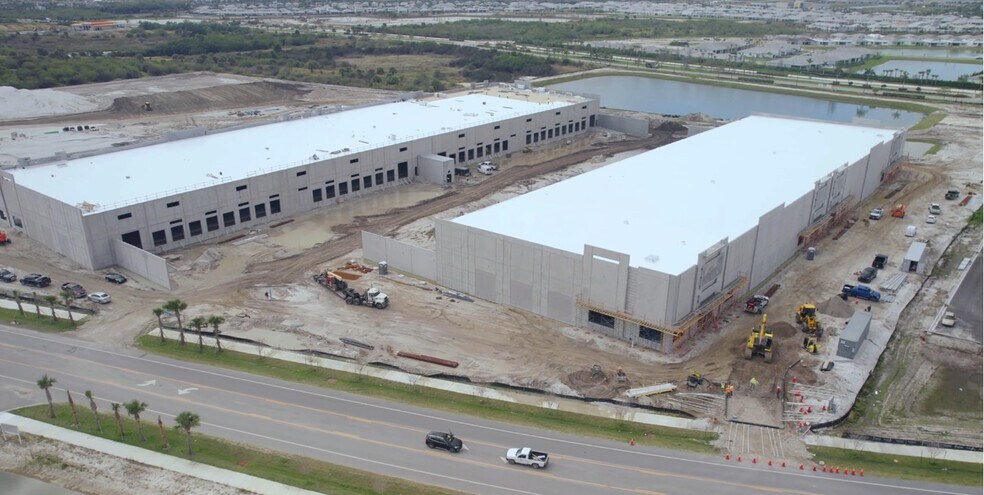 12070 SW Tom Mackie Blvd, Port Saint Lucie, FL à louer - Photo de l’immeuble – Image 1 sur 19