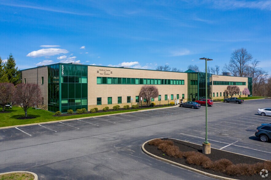 575 Hudson Valley Ave, New Windsor Township, NY à louer - Photo de l’immeuble – Image 2 sur 4
