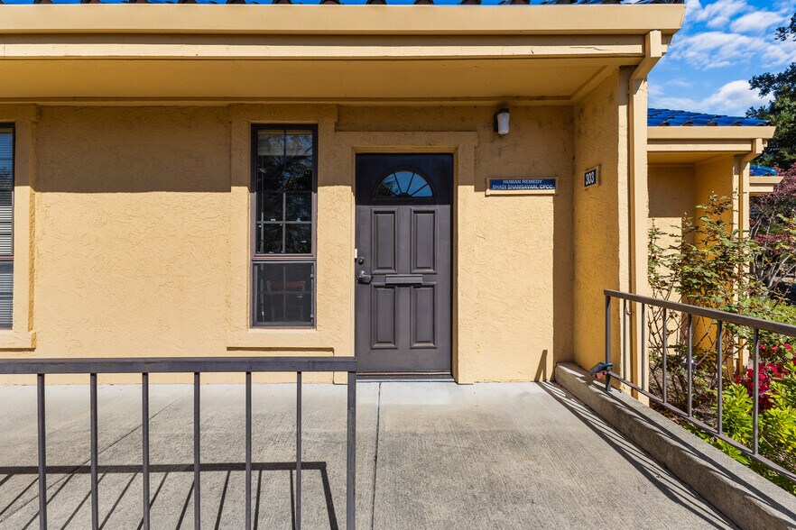 1436 Professional Dr, Petaluma, CA à vendre - Photo de l’immeuble – Image 3 sur 30