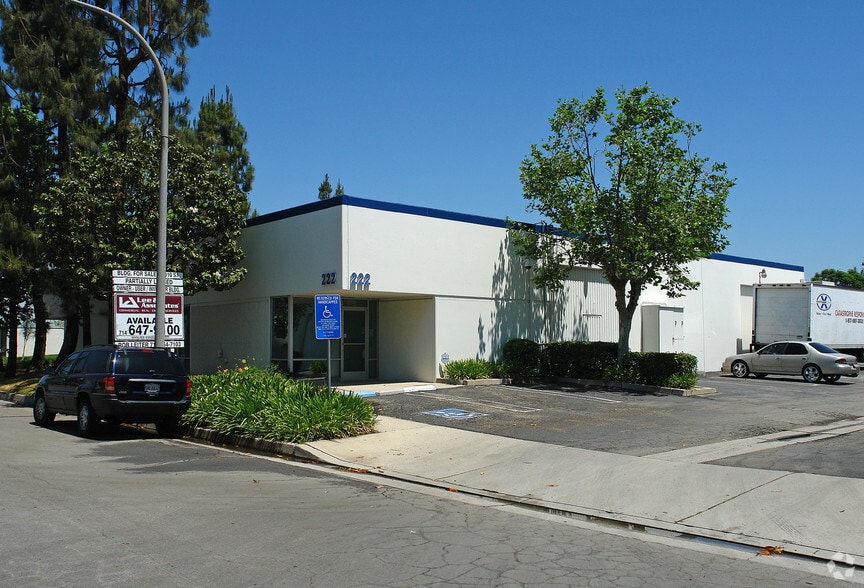 1390 Titan Way, Brea, CA à louer - Photo principale – Image 1 sur 7