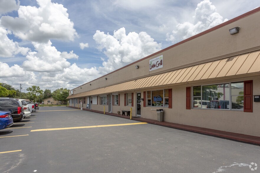 2012-2024 Beacon Manor Dr, Fort Myers, FL à louer - Photo de l’immeuble – Image 3 sur 11