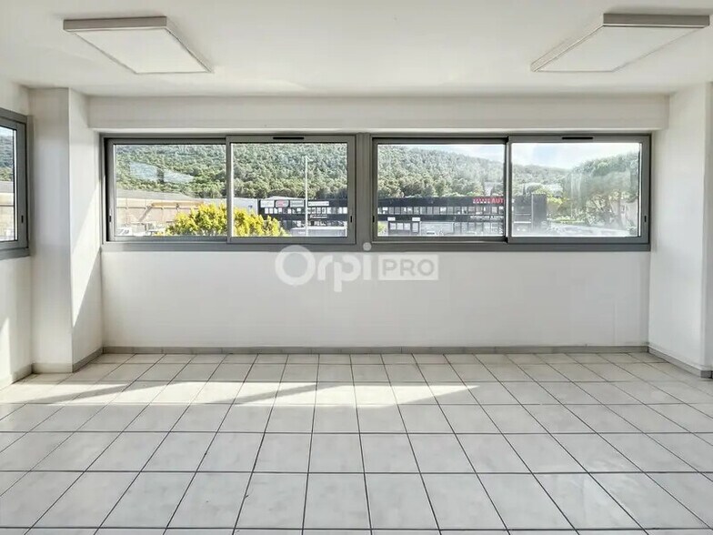 Bureau dans Aubagne à louer - Photo intérieure – Image 1 sur 5