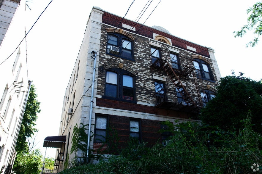 3351  &-3353 Prince St, Flushing, NY à vendre - Photo de l’immeuble – Image 2 sur 2