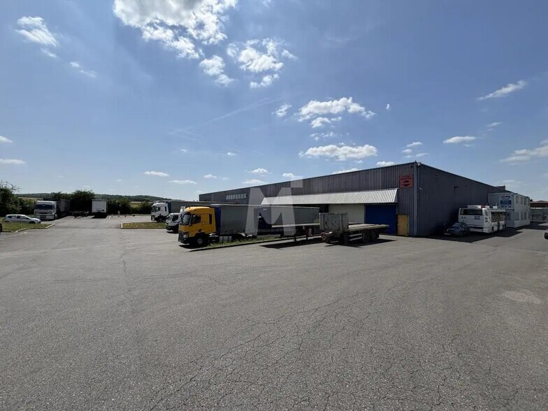 Local d’activités dans Égly à louer - Photo de l’immeuble – Image 1 sur 11