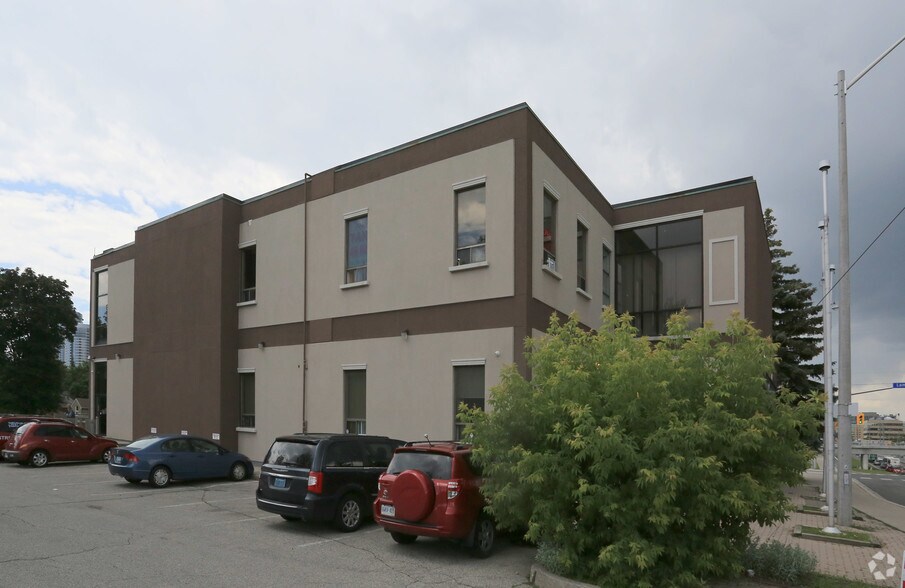 Sheppard Ave Portfolio portefeuille de 2 biens à vendre sur LoopNet.fr - Photo principale – Image 1 sur 2