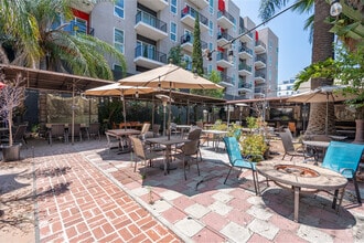 755 S Hobart Blvd, Los Angeles, CA à louer Photo de l’immeuble– Image 1 sur 8