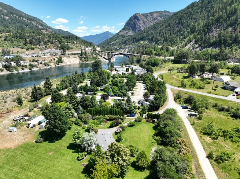651 Rosedale Rd, Castlegar, BC à vendre - Aérien – Image 3 sur 13
