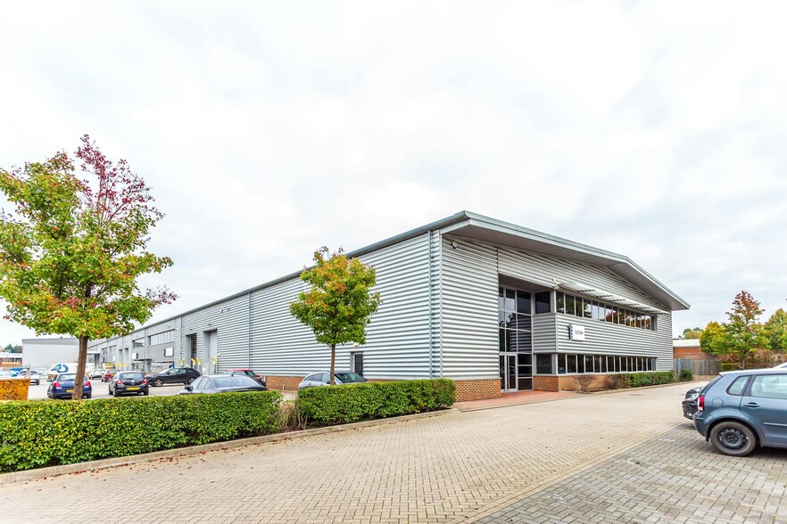 15 Doman Rd, Camberley à louer - Photo de l’immeuble – Image 2 sur 2
