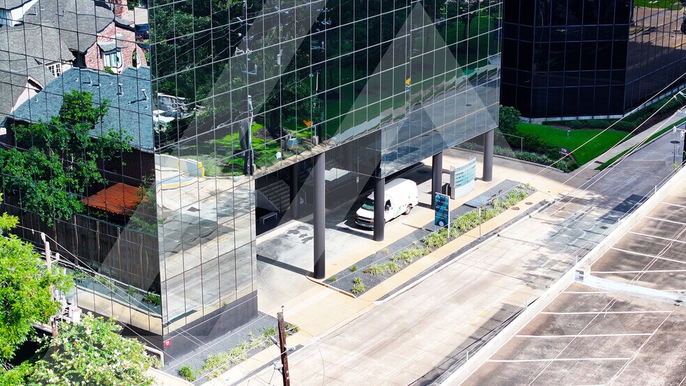 770 S Post Oak Ln, Houston, TX à louer - Photo de l’immeuble – Image 3 sur 23