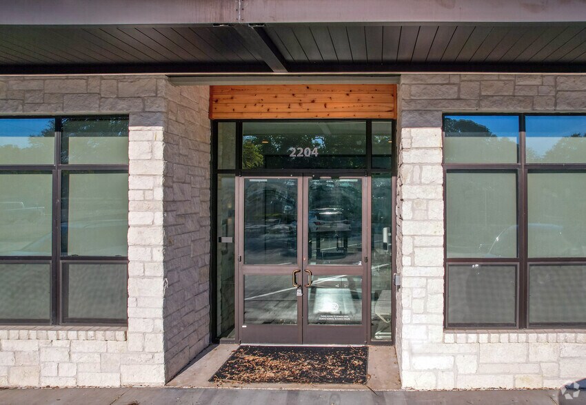 2204 Western Trails Blvd, Austin, TX à louer - Photo de l’immeuble – Image 3 sur 10