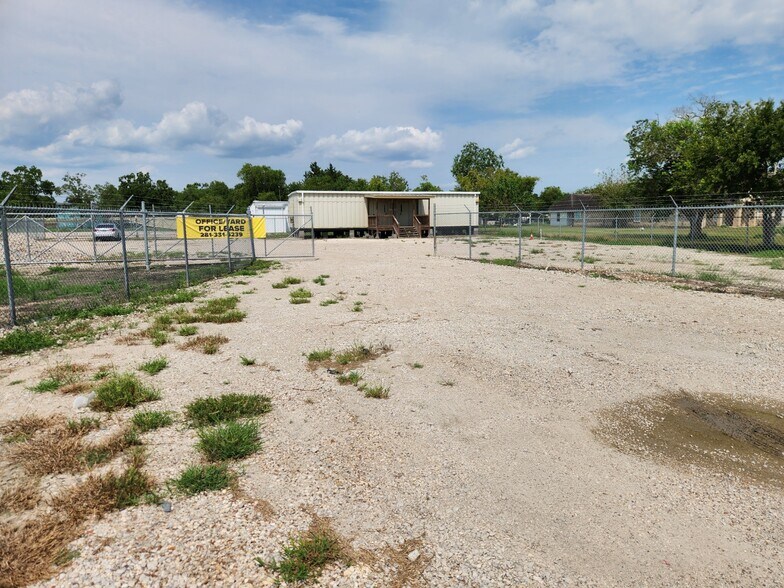 2715 County Road 146, Alvin, TX à louer - Photo de l’immeuble – Image 1 sur 11