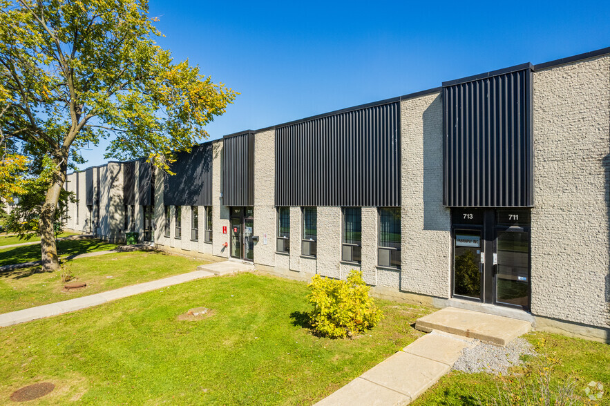 703-729 Av Meloche, Dorval, QC à louer - Photo de l’immeuble – Image 3 sur 14