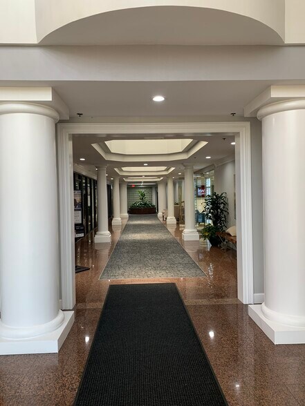 23670 Hawthorne Blvd, Torrance, CA à louer - Photo de l’immeuble – Image 2 sur 15