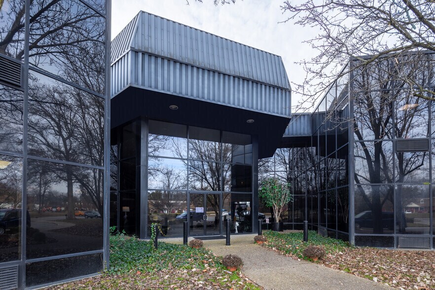 10180 Linn Station Rd, Louisville, KY à louer - Photo de l’immeuble – Image 3 sur 11