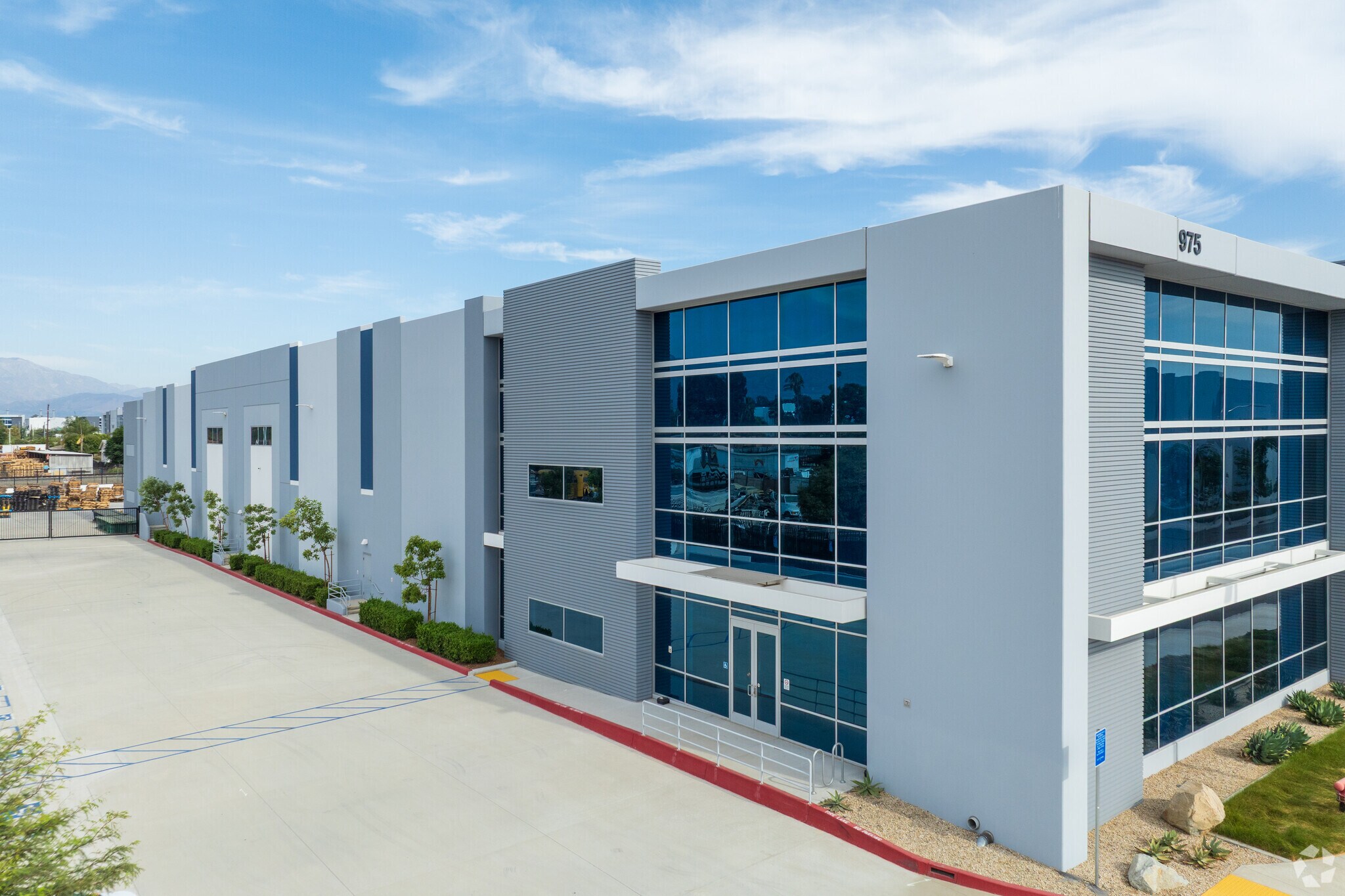 975 S Washington Ave, San Bernardino, CA à louer Photo de l’immeuble– Image 1 sur 7