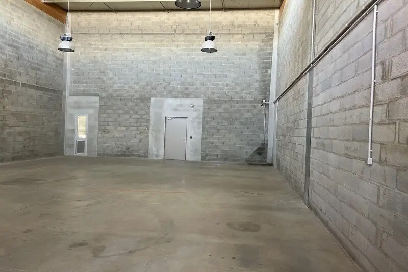 Local d’activités dans Castries à louer - Photo de l’immeuble – Image 3 sur 6