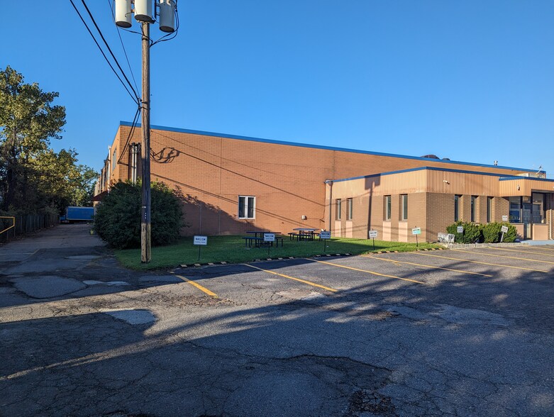 300 W Commercial Ave, Moonachie, NJ à louer - Photo principale – Image 1 sur 3