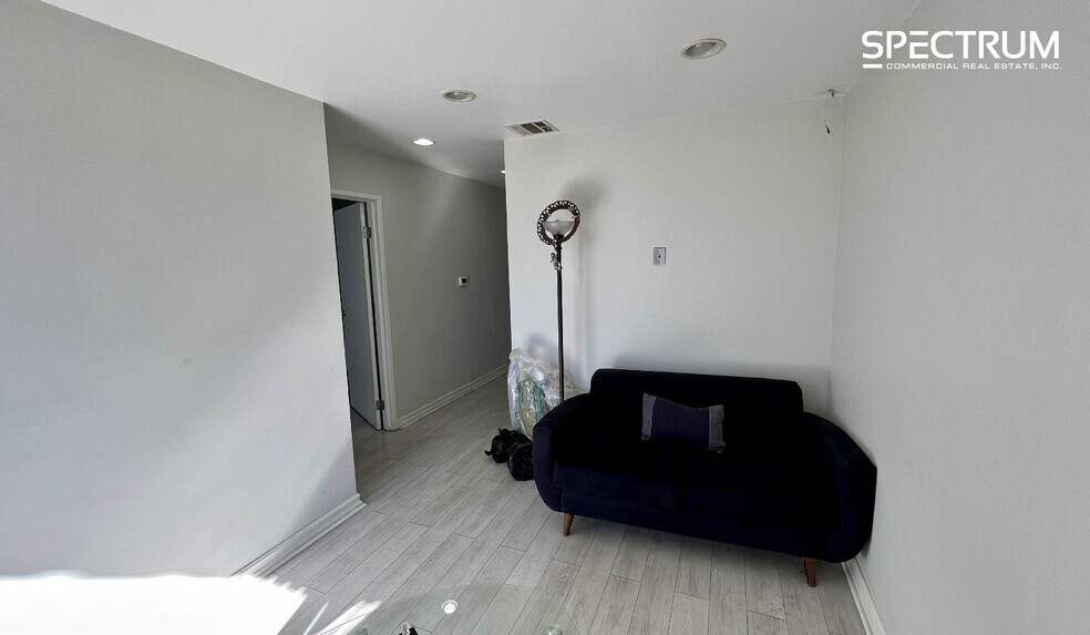 8000 Wheatland Ave, Sun Valley, CA à louer - Photo de l’immeuble – Image 3 sur 6